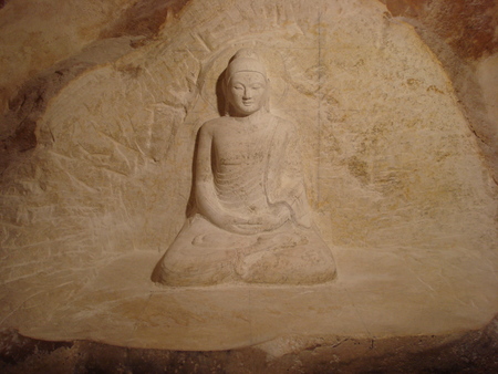 sculpture-figuratif-bouddha-dans-la-roche