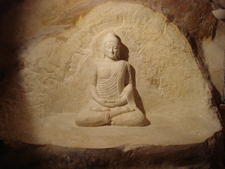 sculpture-figuratif-bouddha-dans-la-roche