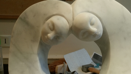 sculpture-moderne-coeur-de-marbre